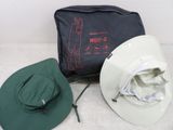 trois chapeaux et un sac posés par terre