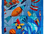 un gros plan sur une écharpe bleue ornée de ballons colorés