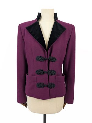 La veste est violette et noire, avec des bordures noires.
