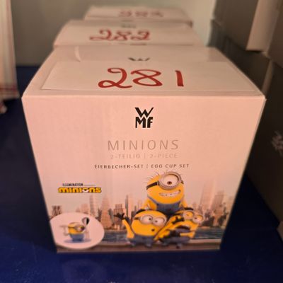 une boîte de figurines de Minions posée sur une table bleue