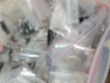 beaucoup d'objets en plastique dans un sac posé par terre