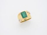 une bague en émeraude et diamant