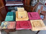 une table recouverte de nombreuses nappes