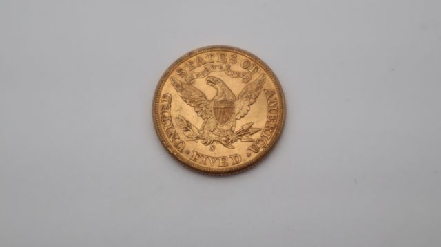 Une pièce de monnaie en or à valeur faciale de cinq dollars USA L...