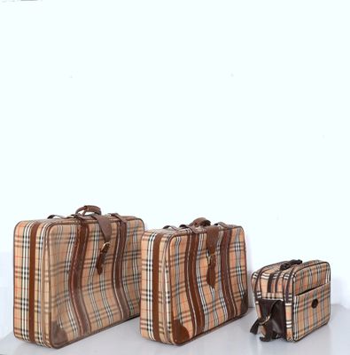BURBERRYS. Réunion de deux malles en toile à décor tartan et…