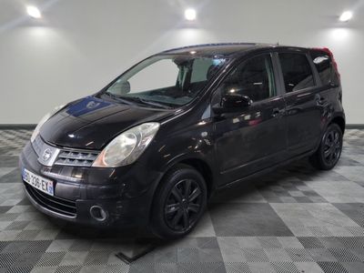 la photo d'une petite voiture noire garée dans un garage