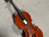 un vieux violon posé par terre dans une pièce