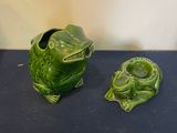 deux grenouilles en céramique verte posées sur une table