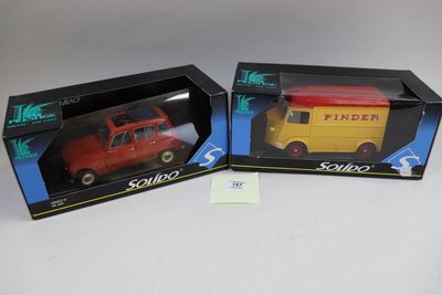 deux boîtes contenant chacune un camion jouet rouge et jaune