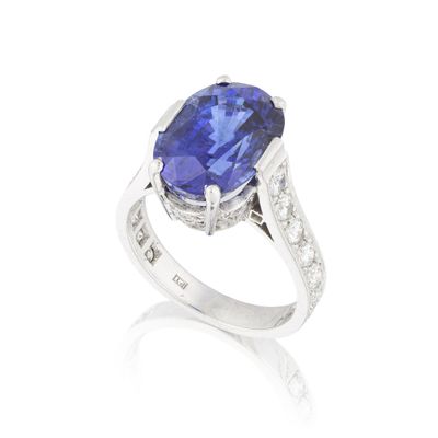 une bague en tanzanite et diamants