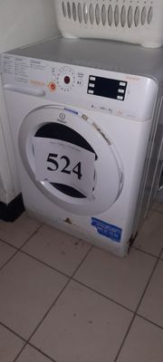 une machine à laver posée dans un coin de la pièce