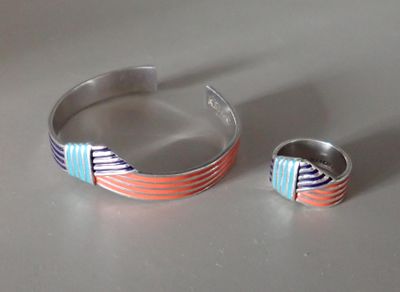 bracelet manchette et bague en argent à rayures orange, bleues et blanches