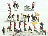 un grand nombre de figurines sur une table