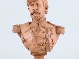 buste d'un homme barbu et coiffé d'un chapeau, posé sur un socle en bois