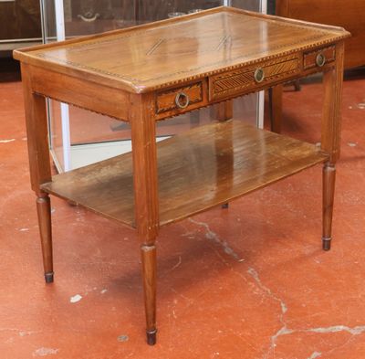 Table volante en placage géométrique de losange et frises.