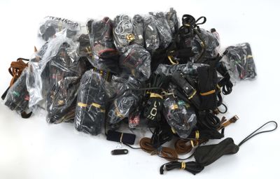 une pile de sacs de voyage posée sur une table