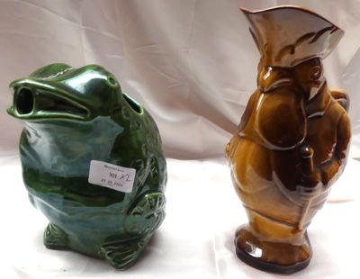 deux vases posés l'un à côté de l'autre sur une table