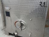 une photo d'une grande cuve en acier inoxydable sur laquelle figure le chiffre 21