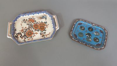 deux plateaux posés sur une table