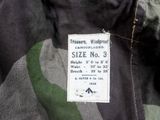 a label on the back of a jacket that says size no 3
