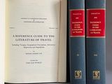 trois livres posés sur une table l'un à côté de l'autre