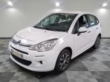 la petite voiture blanche est garée sur un carrelage à carreaux