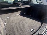 le coffre d'une voiture équipé d'un plateau