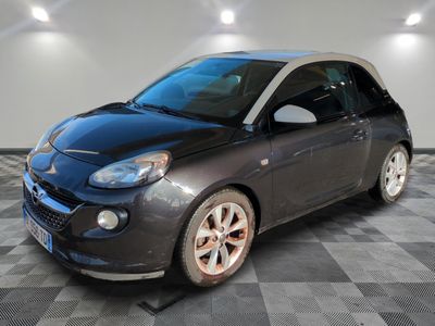 la petite voiture est garée dans le garage sur le sol en damier