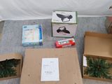 de nombreux cartons de plantes et des cartons de livres par terre