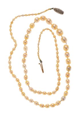 collier de perles jaunes avec un fermoir en or et un long rang de perles