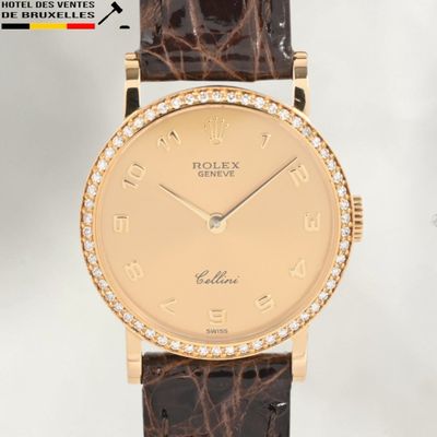 une image montrant un gros plan d'une montre-bracelet dotée d'une lunette sertie de diamants