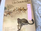 un livre sur lequel figure une image représentant un guépard et des gazelles