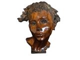 sculpture d'une tête de femme sur une base en bois