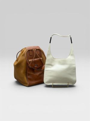 deux sacs posés l'un à côté de l'autre sur une surface blanche