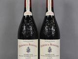 deux bouteilles de vin posées sur une table en verre