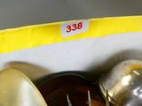 un bol avec une cuillère et un bol contenant une cuillère