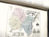 une photo d'une carte des États-Unis posée sur un bureau