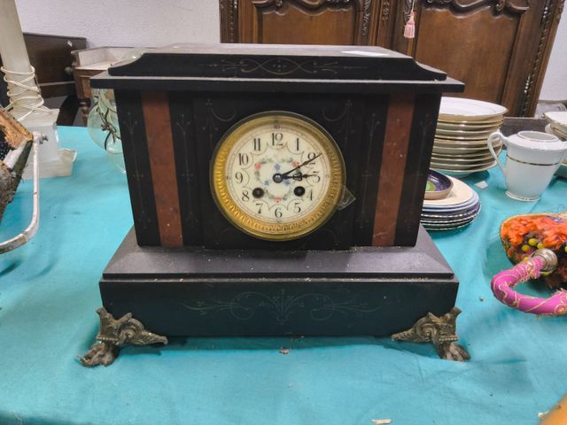 Pendule de style Napoléon III en marbre noir. Incomplète