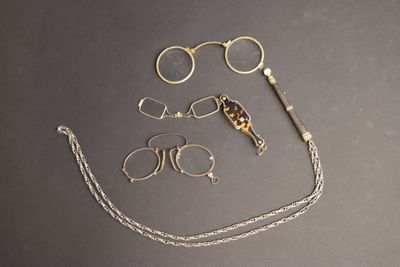 beaucoup de verres et une chaîne sur la table