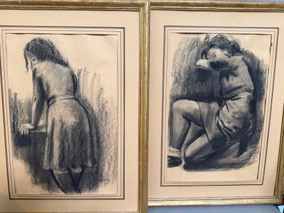 deux photos encadrées représentant une femme et un homme assis sur un banc
