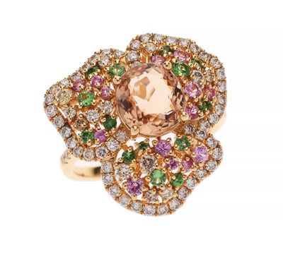 un gros plan d'une bague sertie d'une topaze rose entourée de pierres multicolores