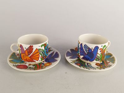 deux tasses et soucoupes ornées d'oiseaux et de fleurs colorés