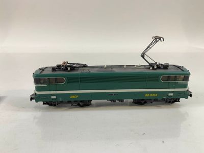 une image représentant un train vert et blanc sur un fond blanc
