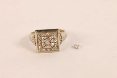 Bague en or gris 750 ‰ sertie de douze petits diamants taill… - Photo 1