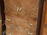 une grande armoire en bois sur laquelle sont posées deux casseroles