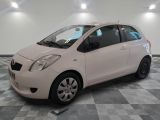 une photo d'une Toyota Yaris blanche garée dans un garage
