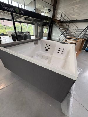 une grande baignoire blanche installée dans une grande pièce
