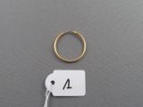 un gros plan d'une bague en or à laquelle est accrochée une étiquette de prix