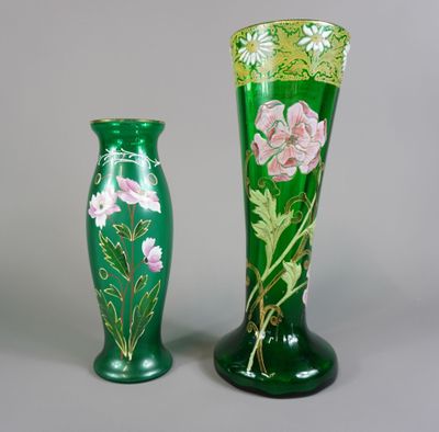 une paire de vases verts ornés de fleurs roses sur fond gris
