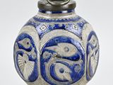 un vase bleu et blanc muni d'un couvercle en argent